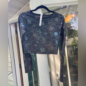 Lululemon cropped workout top NWOT